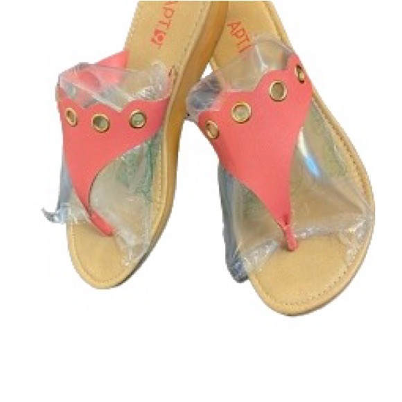 Beautiful Salmon Colored Wedges Apt.9 - Picture 2 of 8